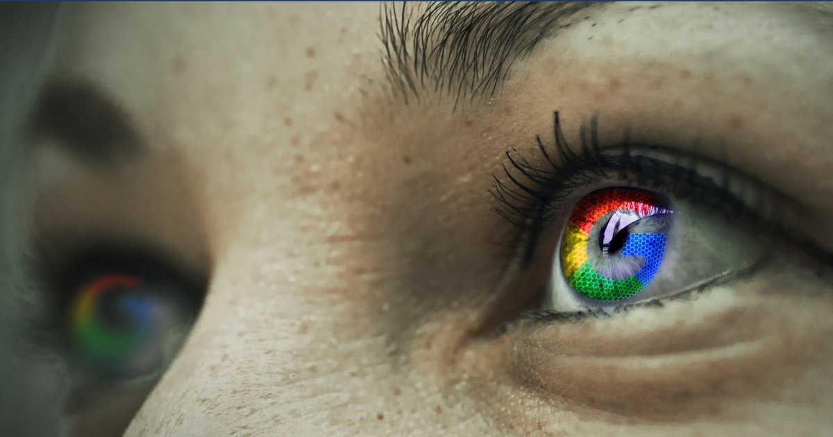 Close do rosto de uma mulher com as íris coloridas nas cores do Google: azul, vermelho, amarelo e verde